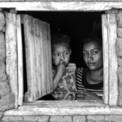 <i class="fa-regular fa-image orange1"></i> Rayelle e Carlos Daniel, aldeia Cachoeira, São João das Missões, MG. / <em>Rayelle and Carlos Daniel, Cachoeira indigenous village, Sao Joao das Missoes, Minas Gerais.</em> Edu Moreira - Xacriabás