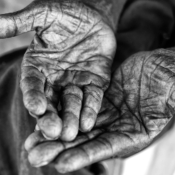<i class="fa-regular fa-image orange1"></i> As mãos de Seu Alfredo (98 anos), aldeia Cachoeira, São João das Missões, MG. / <em>Seu Alfredo´s (98 years old) hands, Cachoeira indigenous village, Sao Joao das Missoes, Minas Gerais.</em> Edu Moreira - Povos Tradicionais do Cerrado