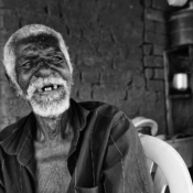 <i class="fa-regular fa-image orange1"></i> Seu Alfredo (98 anos), aldeia Cachoeira, São João das Missões, MG. / <em>Seu Alfredo (98 years old), Cachoeira indigenous village, Sao Joao das Missoes, Minas Gerais.</em> Edu Moreira - Xacriabás