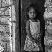 <i class="fa-regular fa-image orange1"></i> Menina xacriabá, aldeia Cachoeira, São João das Missões, MG. / <em>Xacriaba girl, Cachoeira indigenous village, Sao Joao das Missoes, Minas Gerais.</em> Edu Moreira - Povos Tradicionais do Cerrado