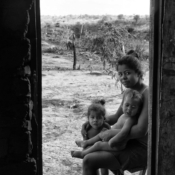 <i class="fa-regular fa-image orange1"></i> Silvanete e seus filhos, aldeia Cachoeira, São João das Missões, MG. / <em>Silvanete and her kids, Cachoeira indigenous village, Sao Joao das Missoes, Minas Gerais.</em> Edu Moreira - Xacriabás