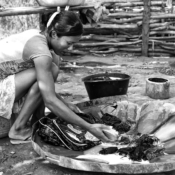 <i class="fa-regular fa-image orange1"></i> Vaneide lavando roupas, aldeia Cachoeira, São João das Missões, MG. / <em>Vaneide washing clothes, Cachoeira indigenous village, Sao Joao das Missoes, Minas Gerais.</em> Edu Moreira - Xacriabás