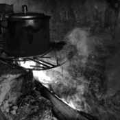 <i class="fa-regular fa-image orange1"></i> Fogão à lenha, aldeia Catinguinha, São João das Missões, MG. / <em>Wood burning stove, Catinguinha indigenous village, Sao Joao das Missoes, Minas Gerais.</em> Edu Moreira - Xacriabás