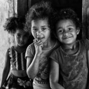 <i class="fa-regular fa-image orange1"></i> As filhas do Pajé Vicente, aldeia Catinguinha, São João das Missões, MG. / <em>Vicente´s (the witchdoctor) kids, Catinguinha indigenous village, Sao Joao das Missoes, Minas Gerais.</em> Edu Moreira - Xacriabás