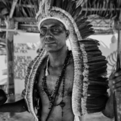 <i class="fa-regular fa-image orange1"></i> Pajé Vicente, aldeia Catinguinha, São João das Missões, MG. / <em>Vicente, the witchdoctor, Catinguinha indigenous village, Sao Joao das Missoes, Minas Gerais.</em> Edu Moreira - Povos Tradicionais do Cerrado