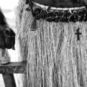 <i class="fa-regular fa-image orange1"></i> Sincretismo, a mistura entre a cultura Xacriabá e o catolicismo, aldeia Catinguinha, São João das Missões, MG. / <em>Syncretism, the mix of old Xacriaba culture and Catholic religion, Catinguinha indigenous village, Sao Joao das Missoes, Minas Gerais.</em> Edu Moreira - Xacriabás