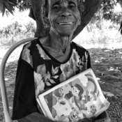 <i class="fa-regular fa-image orange1"></i> Dona Joana (66 anos) e seu precioso caderno de alfabetização, aldeia Dizimeiro, São João das Missões, MG. / <em>Dona Joana and her priceless literacy notebook, Dizimeiro indigenous village, Sao Joao das Missoes, Minas Gerais.</em> Edu Moreira - Xacriabás