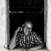 <i class="fa-regular fa-image orange1"></i> Dona Geralda (84 anos), aldeia Morro Falhado, São João das Missões, MG. / <em>Dona Geralda (84 years old), Morro Falhado indigenous village, Sao Joao das Missoes, Minas Gerais.</em> Edu Moreira - Povos Tradicionais do Cerrado