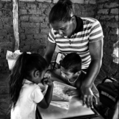 <i class="fa-regular fa-image orange1"></i> Escola primária tribal Mambuka, aldeia Morro Falhado, São João das Missões, MG. / <em>Mambuka first grade tribal school, Morro Falhado indigenous village, Sao Joao das Missoes, Minas Gerais.</em> Edu Moreira - Xacriabás