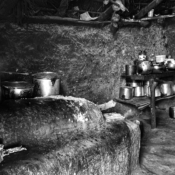 <i class="fa-regular fa-image orange1"></i> Cozinha, aldeia Pedrinha, São João Missões, MG. / <em>Kitchen, Pedrinha indigenous village, Sao Joao das Missoes, Minas Gerais.</em> Edu Moreira - Xacriabás