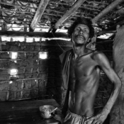 <i class="fa-regular fa-image orange1"></i> Aucídio em sua casa de taipa, aldeia Riachinho, São João Missões, MG. / <em>Aucidio and his mud made house, Riachinho indigenous village, Sao Joao das Missoes, Minas Gerais.</em> Edu Moreira - Xacriabás