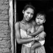 <i class="fa-regular fa-image orange1"></i> Jailza e Diara, aldeia Riacho do Brejo, São João Missões, MG. / <em>Jailza e Diara, Riacho do Brejo indigenous village, Sao Joao das Missoes, Minas Gerais.</em> Edu Moreira - Xacriabás