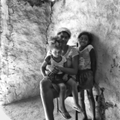 <i class="fa-regular fa-image orange1"></i> Arlete e suas filhas, aldeia Tamboril São João Missões, MG. / <em>Arlete and her kids, Tamboril indigenous village, Sao Joao das Missoes, Minas Gerais.</em> Edu Moreira - Xacriabás