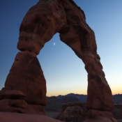 <i class="fa-regular fa-image orange1"></i> Delicate Arch, símbolo do estado de Utah (Arches National Park, Utah, EUA). / <em>Delicate Arch, Utah state symbol (Arches National Park, Utah, USA).</em> Edu Moreira - EUA - Canyons e Desertos
