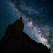 <i class="fa-regular fa-image orange1"></i> Via Láctea sobre o Bryce Canyon National Park (Utah, EUA). / <em>Milky Way over Bryce Canyon National Park (Utah, USA).</em> Edu Moreira - EUA - Canyons e Desertos