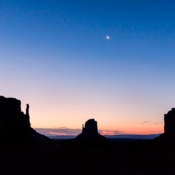 <i class="fa-regular fa-image orange1"></i> Nascer do sol sobre os Buttes, Monument Valley Navajo Tribal Park (Arizona, EUA). / <em>Sunrise over The Buttes, Monument Valley Navajo Tribal Park (Arizona, USA).</em> Edu Moreira - EUA - Canyons e Desertos