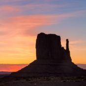 <i class="fa-regular fa-image orange1"></i> Nascer do sol, West Mitten Butte, Monument Valley Navajo Tribal Park (Arizona, EUA). / <em>Sunrise, West Mitten Butte, Monument Valley Navajo Tribal Park (Arizona, USA).</em> Edu Moreira - EUA - Canyons e Desertos