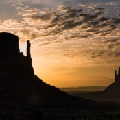 <i class="fa-regular fa-image orange1"></i> Nascer do sol, West Mitten Butte e Merrick Butte, Monument Valley Navajo Tribal Park (Arizona, EUA). / <em>Sunrise, West Mitten Butte and Merrick Butte, Monument Valley Navajo Tribal Park (Arizona, USA).</em> Edu Moreira - EUA - Canyons e Desertos