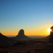 <i class="fa-regular fa-image orange1"></i> Nascer do sol sobre os Buttes, Monument Valley Navajo Tribal Park (Arizona, EUA). / <em>Sunrise over The Buttes, Monument Valley Navajo Tribal Park (Arizona, USA).</em> Edu Moreira - EUA - Canyons e Desertos