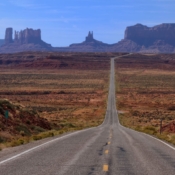 <i class="fa-regular fa-image orange1"></i> Milha 13, Monument Valley Navajo Tribal Park (Arizona, EUA). / <em>Mile mark 13, Monument Valley Navajo Tribal Park (Arizona, USA).</em> Edu Moreira - EUA - Canyons e Desertos