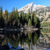 <i class="fa-regular fa-image orange1"></i> Jenny Lake, Grand Teton National Park (Wyoming, EUA). / <em>Jenny Lake, Grand Teton National Park (Wyoming, USA).</em> Edu Moreira - EUA - Yellowstone e Grand Teton