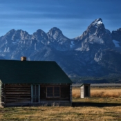 <i class="fa-regular fa-image orange1"></i> Barracão de John Moulton, Mormon Row Historic District, ao lado do Grand Teton National Park (Wyoming, EUA). / <em>John Moulton Bunkhouse, Mormon Row Historic District, outside Grand Teton National Park (Wyoming, USA).</em> Edu Moreira - EUA - Yellowstone e Grand Teton