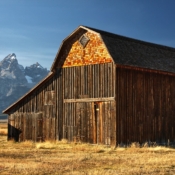 <i class="fa-regular fa-image orange1"></i> O celeiro Thomas Murphy, Mormon Row Historic District, ao lado do Grand Teton National Park (Wyoming, EUA). / <em>Thomas Murphy Barn, Mormon Row Historic District, outside Grand Teton National Park (Wyoming, USA).</em> Edu Moreira - EUA - Yellowstone e Grand Teton