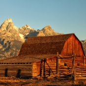 <i class="fa-regular fa-image orange1"></i> Casa e celeiro de John Moulton, Mormon Row Historic District, ao lado do Grand Teton National Park (Wyoming, EUA). / <em>John Moulton Homestead, Mormon Row Historic District, outside Grand Teton National Park (Wyoming, USA).</em> Edu Moreira - EUA - Yellowstone e Grand Teton