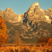 <i class="fa-regular fa-image orange1"></i> Nascer do sol na Mormon Row Historic District, ao lado do Grand Teton National Park (Wyoming, EUA). / <em>Sunrise over Mormon Row Historic District, outside Grand Teton National Park (Wyoming, USA).</em> Edu Moreira - EUA - Yellowstone e Grand Teton