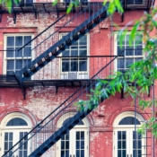 <i class="fa-regular fa-image orange1"></i> Escadas de incêndio (Nova Iorque, Nova Iorque, EUA). / <em>Fire ladders (New York, New York, USA).</em> Edu Moreira - EUA - Nova Iorque