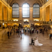 <i class="fa-regular fa-image orange1"></i> Noivos na Grand Central Station (Nova Iorque, Nova Iorque, EUA). / <em>Bride and groom, Grand Central Station (New York, New York, USA).</em> Edu Moreira - EUA - Nova Iorque