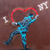 <i class="fa-regular fa-image orange1"></i> Graffiti na região do Soho (Nova Iorque, Nova Iorque, EUA). / <em>Graffiti in Soho (New York, New York, USA).</em> Edu Moreira - EUA - Nova Iorque