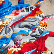 <i class="fa-regular fa-image orange1"></i> Graffiti na região do Little Italy (Nova Iorque, Nova Iorque, EUA). / <em>Little Italy graffiti (New York, New York, USA).</em> Edu Moreira - EUA - Nova Iorque