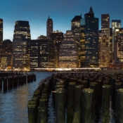 <i class="fa-regular fa-image orange1"></i> Manhattan de noite (Nova Iorque, Nova Iorque, EUA). / <em>Manhattan night skyline (New York, New York, USA).</em> Edu Moreira - EUA - Nova Iorque