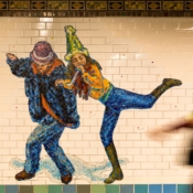 <i class="fa-regular fa-image orange1"></i> Mural do metrô (Nova Iorque, Nova Iorque, EUA). / <em>Subway wall (New York, New York, USA).</em> Edu Moreira - EUA - Nova Iorque