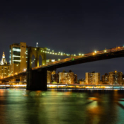 <i class="fa-regular fa-image orange1"></i> Panorama de Manhattan à noite (Nova Iorque, Nova Iorque, EUA). / <em>Manhattan night panorama (New York, New York, USA).</em> Edu Moreira - EUA - Nova Iorque