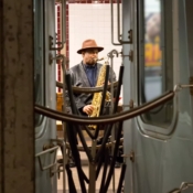 <i class="fa-regular fa-image orange1"></i> Sax no metrô (Nova Iorque, Nova Iorque, EUA). / <em>Sax music in the subway (New York, New York, USA).</em> Edu Moreira - EUA - Nova Iorque
