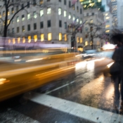 <i class="fa-regular fa-image orange1"></i> Dia chuvoso, 5ª Avenida (Nova Iorque, Nova Iorque, EUA). / <em>Rainy day in the 5th Avenue (New York, New York, USA).</em> Edu Moreira - EUA - Nova Iorque