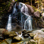 <i class="fa-regular fa-image orange1"></i> Cachoeira Moss Glen Falls (Stowe, Vermont, EUA). / <em>Moss Glen Falls (Stowe, Vermont, USA).</em> Edu Moreira - EUA - Vermont