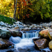 <i class="fa-regular fa-image orange1"></i> Cascatas Roaring Brook (Chiselville, Vermont, EUA). / <em>Roaring Brook cascades (Chiselville, Vermont, USA).</em> Edu Moreira - EUA - Vermont
