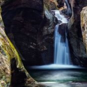 <i class="fa-regular fa-image orange1"></i> Cachoeira Texas Falls (Hancock, Vermont, EUA). / <em>Texas Falls (Hancock, Vermont, USA).</em> Edu Moreira - EUA - Vermont