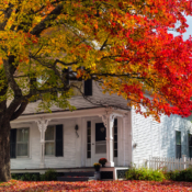 <i class="fa-regular fa-image orange1"></i> Típica casa na cidade de Weston (Windsor, Vermont, EUA). / <em>Typical house in the town of Weston (Windsor, Vermont, USA).</em> Edu Moreira - EUA - Vermont
