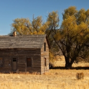 <i class="fa-regular fa-image orange1"></i> Barracão em área rural do estado do Wyoming, a caminho do Grand Teton National Park (Wyoming, EUA). / <em>Bunkhouse on Wyoming countryside, on the road to Grand Teton National Park (Wyoming, USA).</em> Edu Moreira - EUA - Yellowstone e Grand Teton