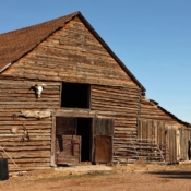 <i class="fa-regular fa-image orange1"></i> Celeiro em área rural do estado do Wyoming, a caminho do Grand Teton National Park (Wyoming, EUA). / <em>Barn on Wyoming countryside, on the road to Grand Teton National Park (Wyoming, USA).</em> Edu Moreira - EUA - Yellowstone e Grand Teton