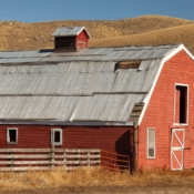 <i class="fa-regular fa-image orange1"></i> Celeiro em área rural do estado do Wyoming, a caminho do Grand Teton National Park (Wyoming, EUA). / <em>Barn on Wyoming countryside, on the road to Grand Teton National Park (Wyoming, USA).</em> Edu Moreira - EUA - Yellowstone e Grand Teton