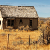 <i class="fa-regular fa-image orange1"></i> Casa abandonada em área rural do estado do Wyoming, a caminho do Grand Teton National Park (Wyoming, EUA). / <em>Abandoned house on Wyoming countryside, on the road to Grand Teton National Park (Wyoming, USA).</em> Edu Moreira - EUA - Yellowstone e Grand Teton