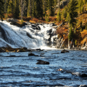 <i class="fa-regular fa-image orange1"></i> Cachoeira Lewis, Yellowstone National Park (Wyoming, EUA). / <em>Lewis Falls, Yellowstone National Park (Wyoming, USA).</em> Edu Moreira - EUA - Yellowstone e Grand Teton