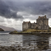 <i class="fa-regular fa-image orange1"></i> O Castelo de Eilean Donan foi construído em uma pequena ilha em Loch Duich, a oeste das Terras Altas escocesas (Dornie, Escócia, Grã-Bretanha). / <em>Eilean Donan Castle was built on a small island in Loch Duich, west of the Scottish Highlands (Dornie, Highland, Scotland, Great Britain).</em> Edu Moreira - Grã-Bretanha