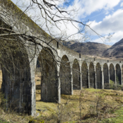 <i class="fa-regular fa-image orange1"></i> O Viaduto de Glenfinnan é um viaduto ferroviário localizado na região das Highlands Ocidentais que liga Glasgow a Mallaig através de Fort William (Escócia, Grã-Bretanha). / <em>The Glenfinnan Viaduct is a railway viaduct located in the Western Highlands region that connects Glasgow to Mallaig via Fort William (Scotland, Great Britain).</em> Edu Moreira - Grã-Bretanha