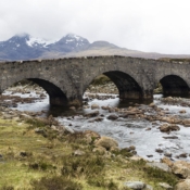 <i class="fa-regular fa-image orange1"></i> A Ponte Velha de Sligachan, localizada na Ilha de Skye, é uma construção de pedra de 1818 projetada por Thomas Telford (Sligachan, Ilha de Skye, Escócia, Grã-Bretanha). / <em>The Old Bridge at Sligachan, located on the Isle of Skye, is a stone structure dating from 1818 and designed by Thomas Telford (Sligachan, Isle of Skye, Scotland, Great Britain).</em> Edu Moreira - Grã-Bretanha